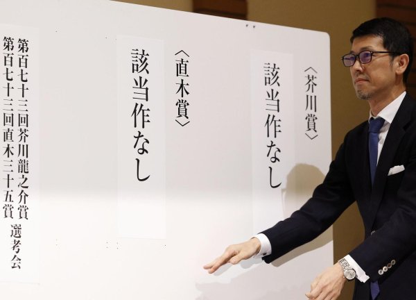 低息配资 日本文学双奖罕见空缺, 有书店店员哭了